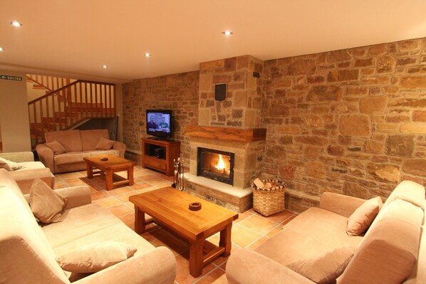 Casa tradicional, varias habitaciones | Área de sala de estar | Televisión de pantalla plana, chimenea y reproductor de DVD
