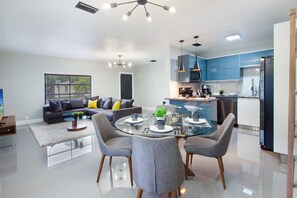 Smart TV - Miami High End Villa⭐️ Near Beach/Airport/Wynwood/D. District/ 3 Free gated Park. (Miami)