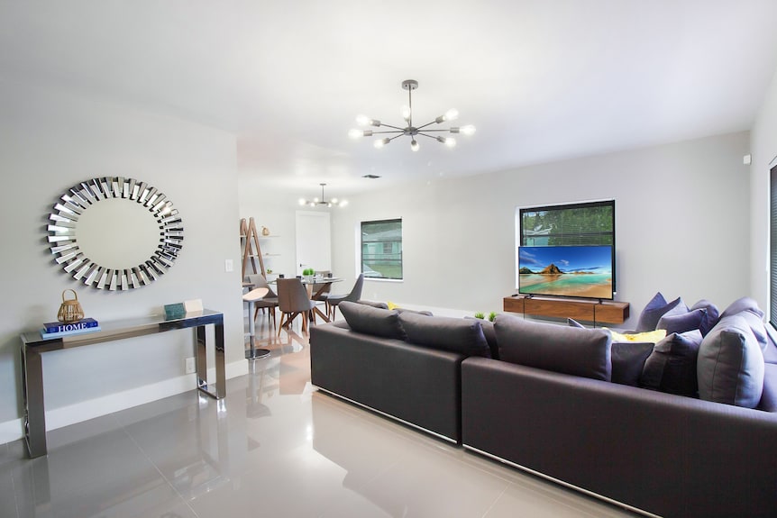 Miami High End Villa⭐️ Near Beach/airport/wynwood/d. District/ 3 Free Gated Park. - Miami, FL