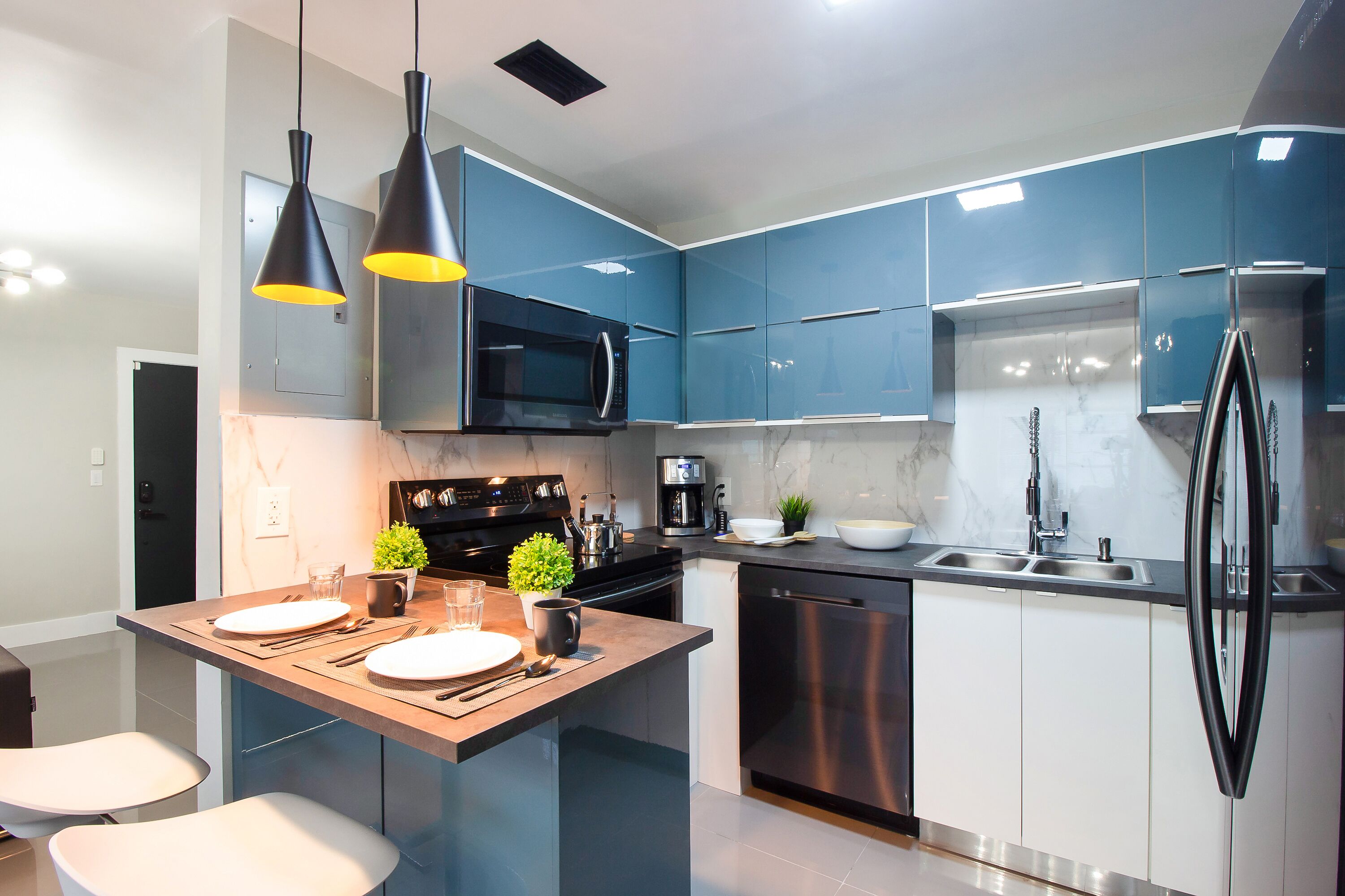 Kühlschrank, Mikrowelle, Ofen, Herdplatte