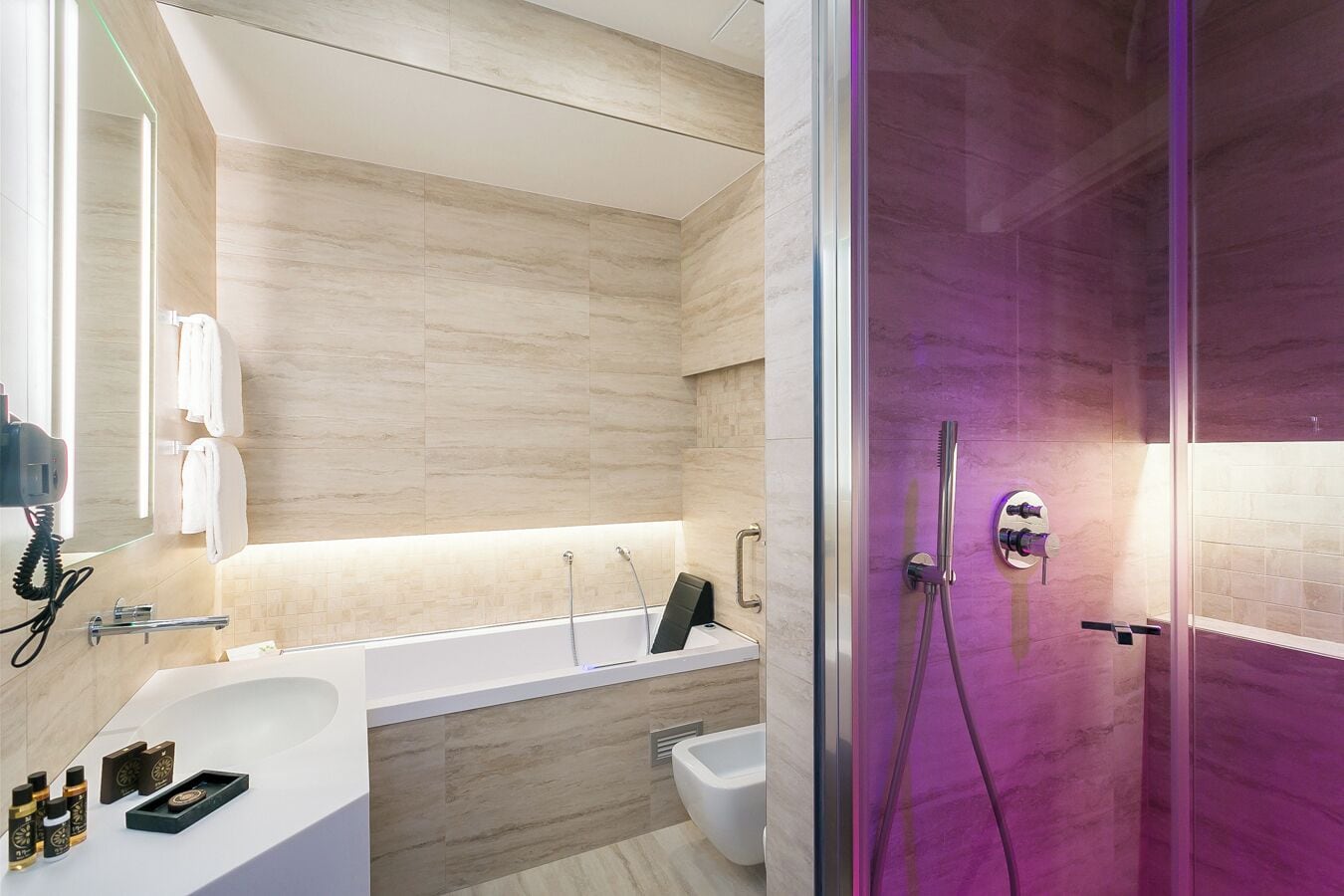 Ein modernes Badezimmer mit Badewanne, Dusche und Waschbecken.