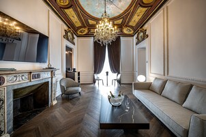 Suite Presidenziale, vista fiume | Biancheria da letto di alta qualità, minibar, una cassaforte in camera