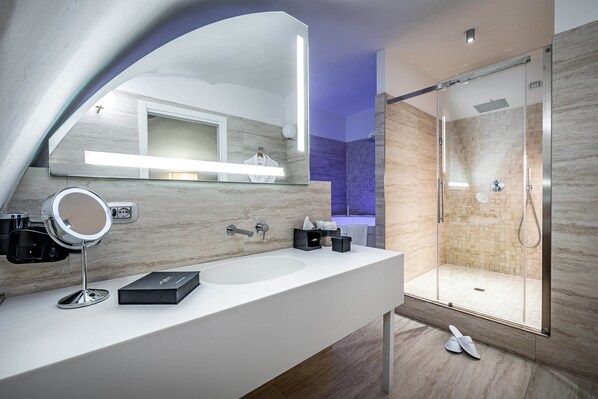 A modern bathroom with a large mirror, a sink, and a walk-in shower. - Il Rivalta - Place of Charme (Florence)