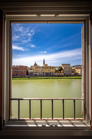 Suite – junior, elveutsikt | Sengetøy av topp kvalitet, minibar, safe på rommet og lydisolert