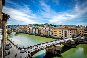 Un ponte che sovrasta un fiume, con edifici su entrambe le sponde.