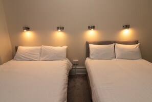 エコノミー 4 人部屋 | アイロン / アイロン台、WiFi (無料)、ベッドシーツ