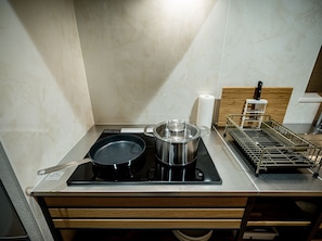 Kühlschrank, Mikrowelle, Herdplatte, Kochgeschirr/Geschirr/Besteck