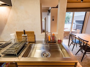 Kühlschrank, Mikrowelle, Herdplatte, Kochgeschirr/Geschirr/Besteck