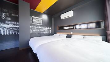 Quarto de hotel com uma cama grande, ar-condicionado fixado na parede e uma placa com a inscrição 'Rakuten Eagles'.