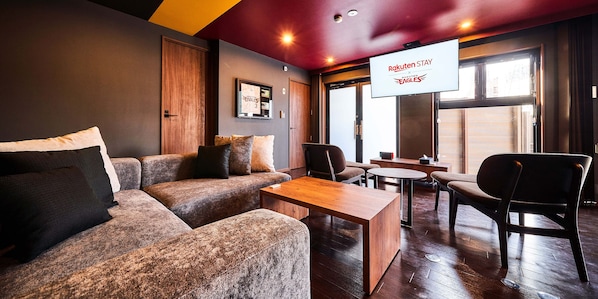 تلفزيون بشاشة مسطحة بحجم 48-بوصة يعرض قنوات فضائية