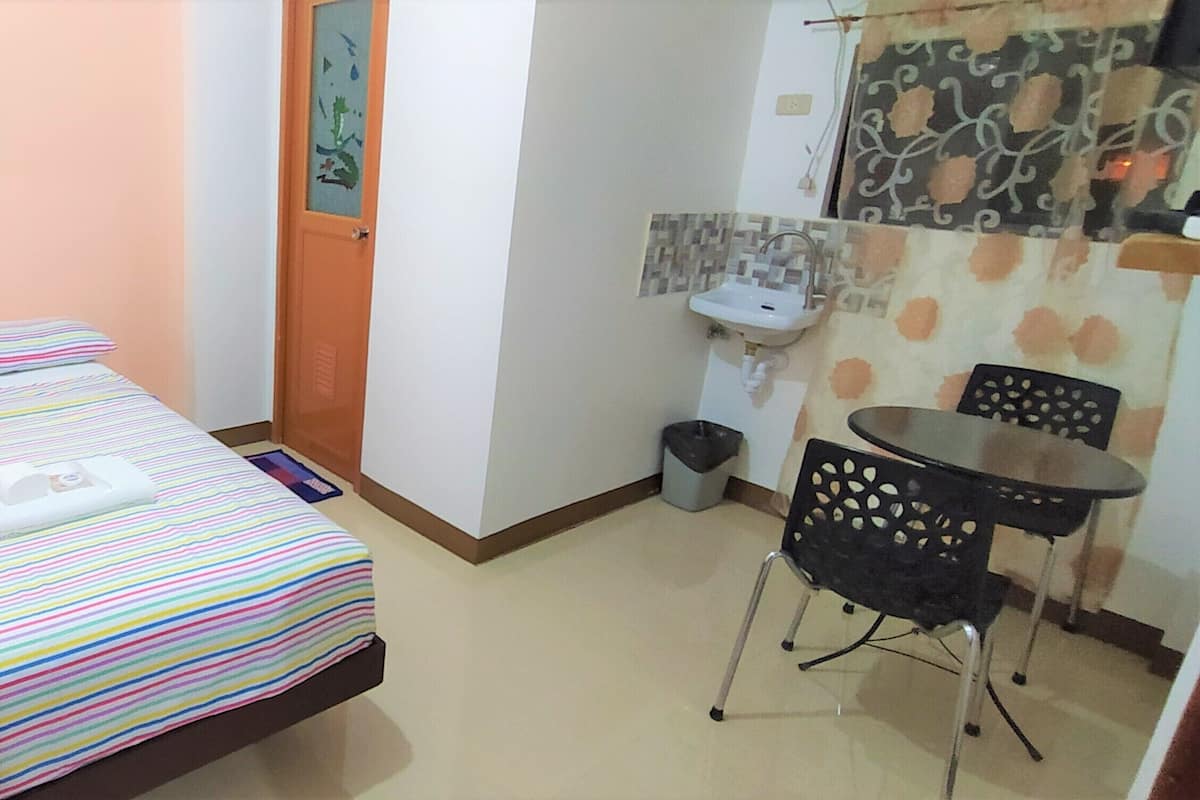 1 bedroom, individually decorated, individually furnished