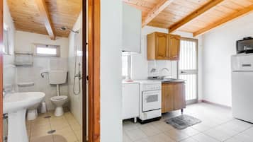 Kühlschrank, Ofen, Herdplatte, Kochgeschirr/Geschirr/Besteck