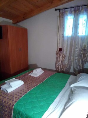 1 bedroom, bed sheets