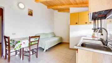 Frigorifero, forno, piano cottura, pentole/stoviglie/utensili