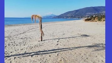 Una spiaggia nelle vicinanze