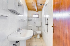Regadera, bidet, jabón, papel de baño 