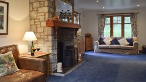 Living room - Stunning 4-bed Cottage S/C (Arrochar)
