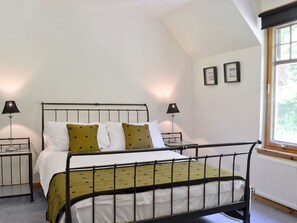 4 bedrooms, iron/ironing board, free WiFi, bed sheets