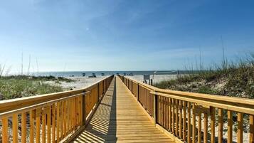 En la playa, sillas reclinables de playa