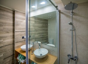 Dusche, Regendusche, Designer-Toilettenartikel, Haartrockner