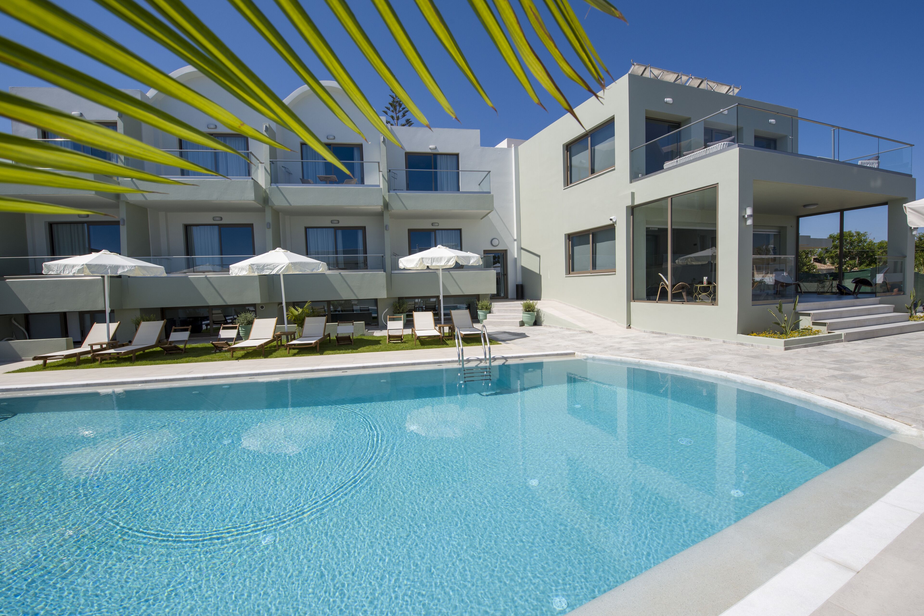 Piscine extérieure (ouverte en saison), parasols de plage