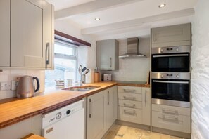 冰箱、微波炉、烤箱、炉灶