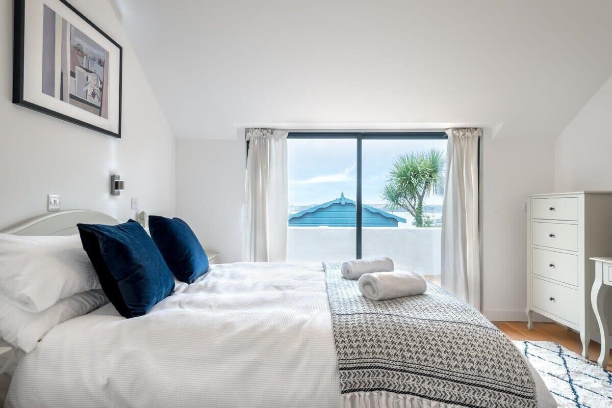 1 dormitorio, tabla de planchar con plancha, wifi y ropa de cama