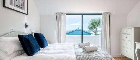 1 dormitorio, tabla de planchar con plancha, wifi y ropa de cama