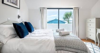 Bright Flat with Estuary Views & Parking, Falmouth