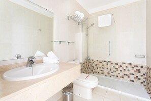 Appartement, 1 chambre | Salle de bain | Baignoire relaxante profonde, sèche-cheveux, serviettes fournies