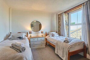2 bedrooms, iron/ironing board, WiFi, bed sheets - Cosy Flat, Sea Views , Short Walk to Shops & Pub (Sennen)