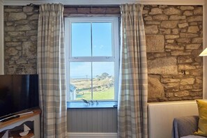 TV, offices - Cosy Flat, Sea Views , Short Walk to Shops & Pub (Sennen)