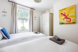 3 slaapkamers, een strijkplank/strijkijzer, reisbedje, wifi