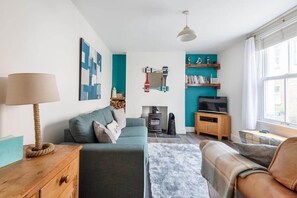 Flachbildfernseher, Kamin, Arbeitsbereiche