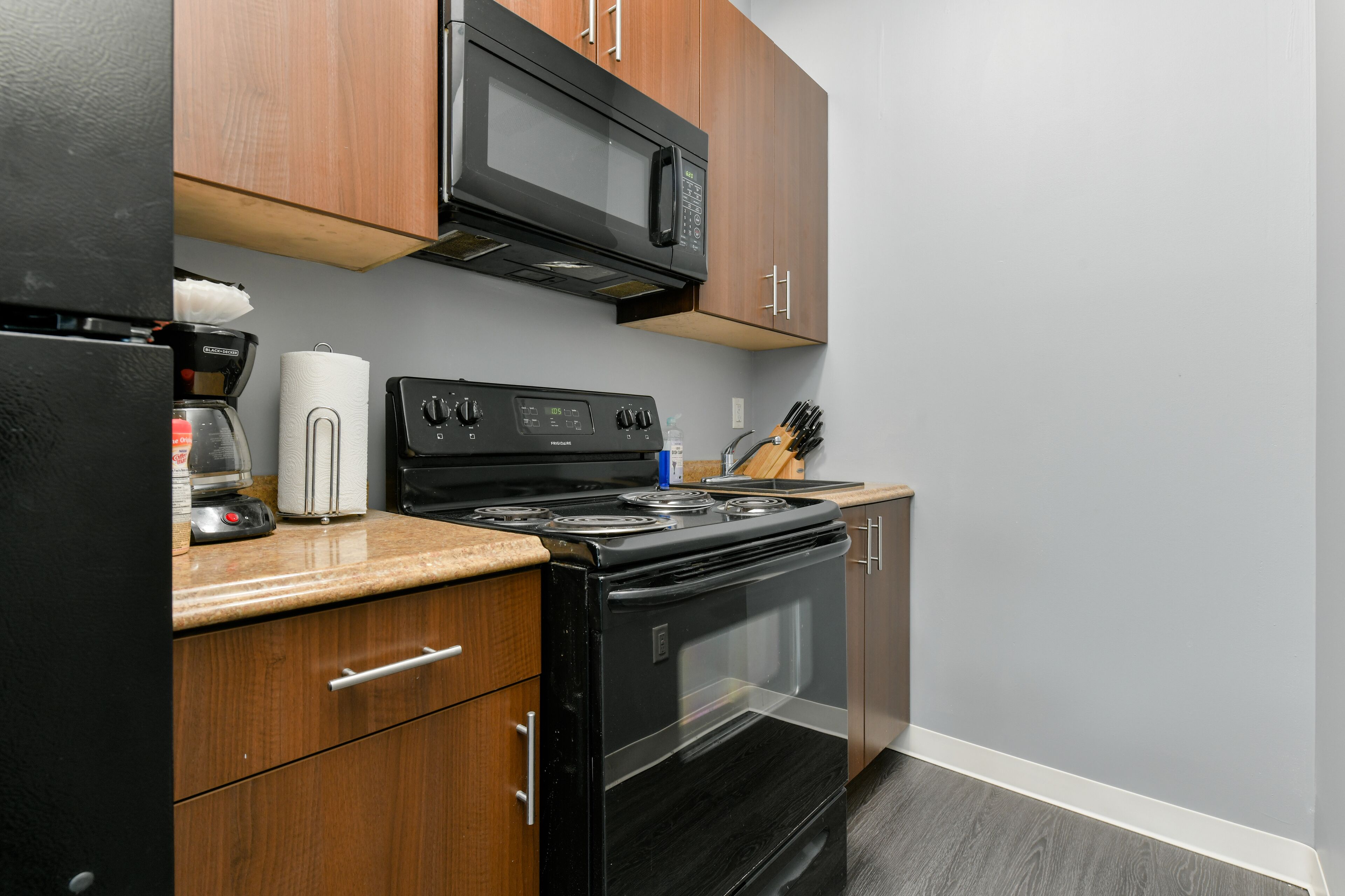 Kühlschrank, Mikrowelle, Wasserkocher mit Kaffee-/Teezubehör, Toaster