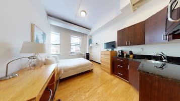 Deluxe Studio | 1 bedroom, desk, iron/ironing board, free WiFi