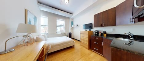 Deluxe Studio | Desk, iron/ironing board, free WiFi, bed sheets