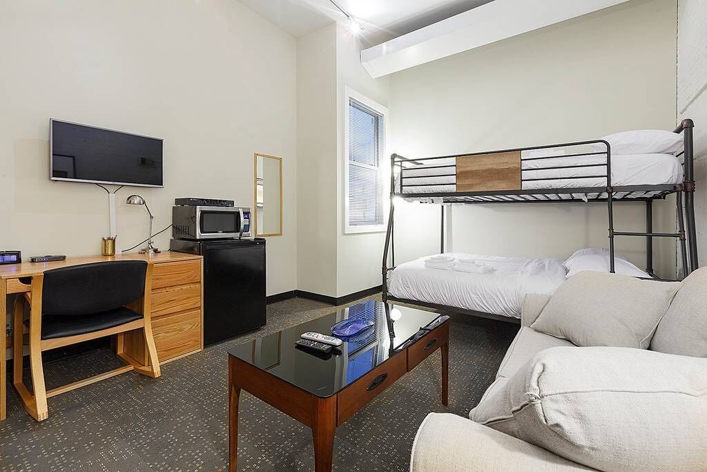 Studio Standard | Salle de bain | Articles de toilette gratuits, sèche-cheveux, serviettes fournies