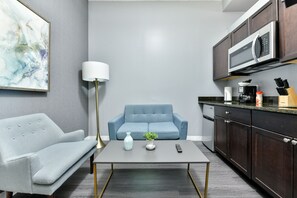 Apartamento Deluxe | Cocina básica privada | Frigorífico, microondas, cafetera o tetera y tostadora