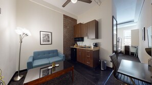 Estudio Deluxe | 1 dormitorio, escritorio, tabla de planchar con plancha y wifi gratis