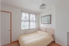 3 chambres, fer et planche à repasser, Wi-Fi, draps fournis