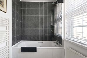 Badewanne, Haartrockner, Handtücher