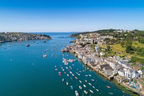 A coastal town with a harbor filled with boats, historic buildings, and a clear blue sky. - Sundance Cottage, Central Fowey with Sea Views! (Cornwall)
