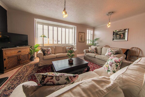 Smart TV, fireplace, computer monitors, printers - Lovely Large St Annes Maisonette with Roof Garden (Lytham St Annes)