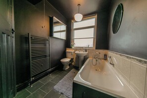 Badewanne, Haartrockner, Handtücher, Toilettenpapier