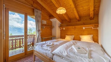 5 bedrooms, iron/ironing board, free WiFi, bed sheets