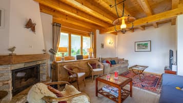 TV, fireplace, DVD player