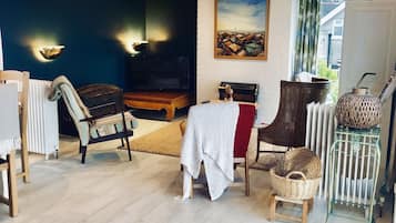 Cottage | Living room | 30-inch flat-screen TV with cable channels, TV