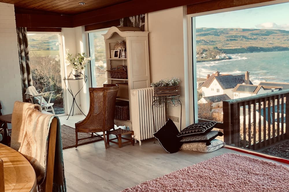 3 Bed Cottage - Sleeps 6 - Pets - Garden - Parking - Ballygally