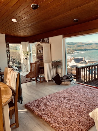 Cottage. 3 Bed Cottage - Sleeps 6 - Pets - Garden - Parking